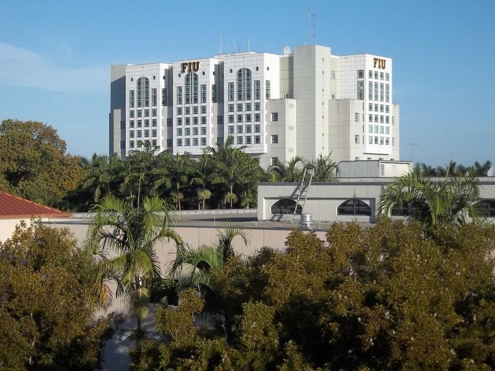 Doubletree By Hilton Miami Doral Hotel Sweetwater Екстериор снимка