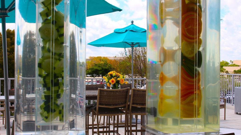 Doubletree By Hilton Miami Doral Hotel Sweetwater Екстериор снимка