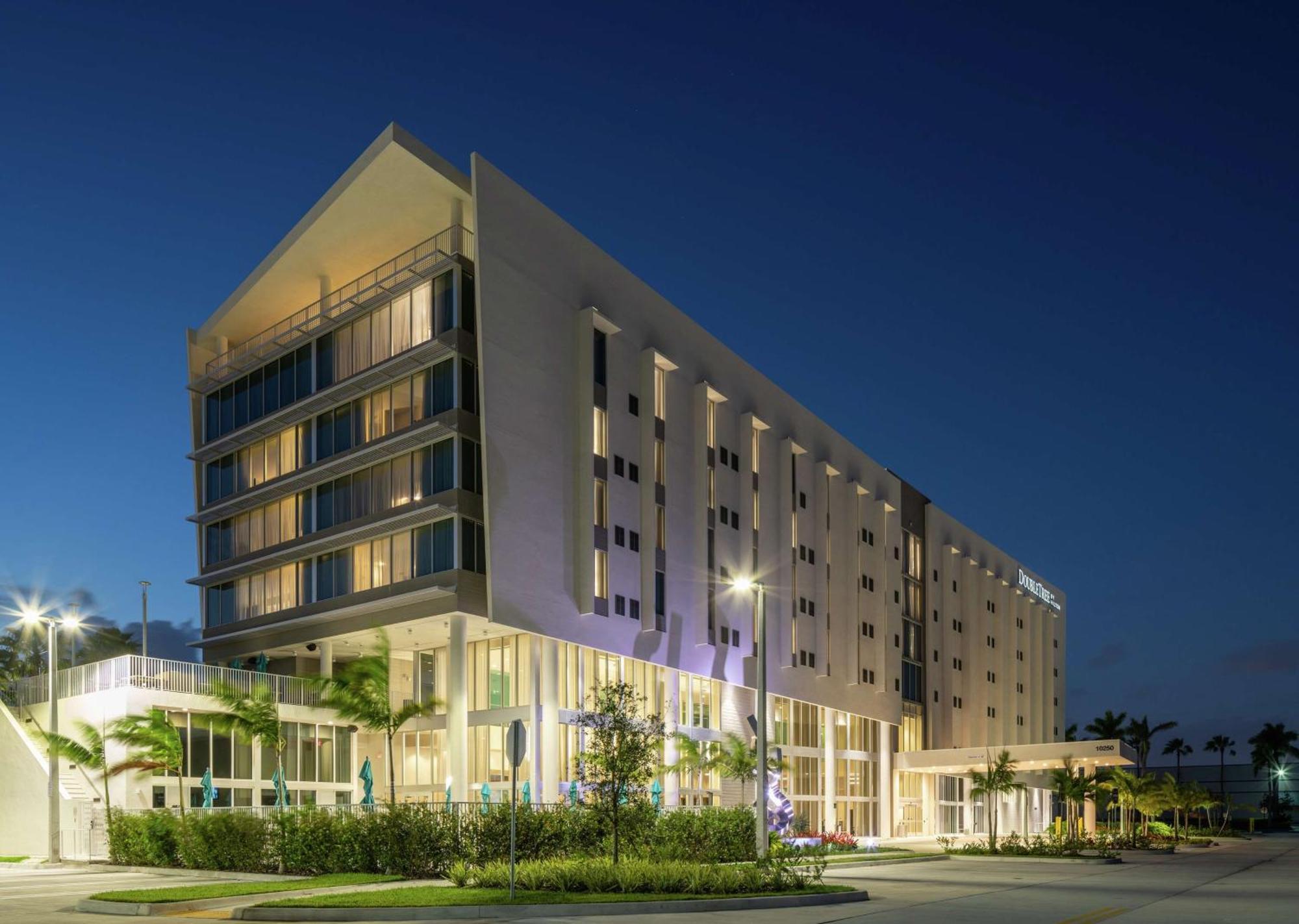 Doubletree By Hilton Miami Doral Hotel Sweetwater Екстериор снимка