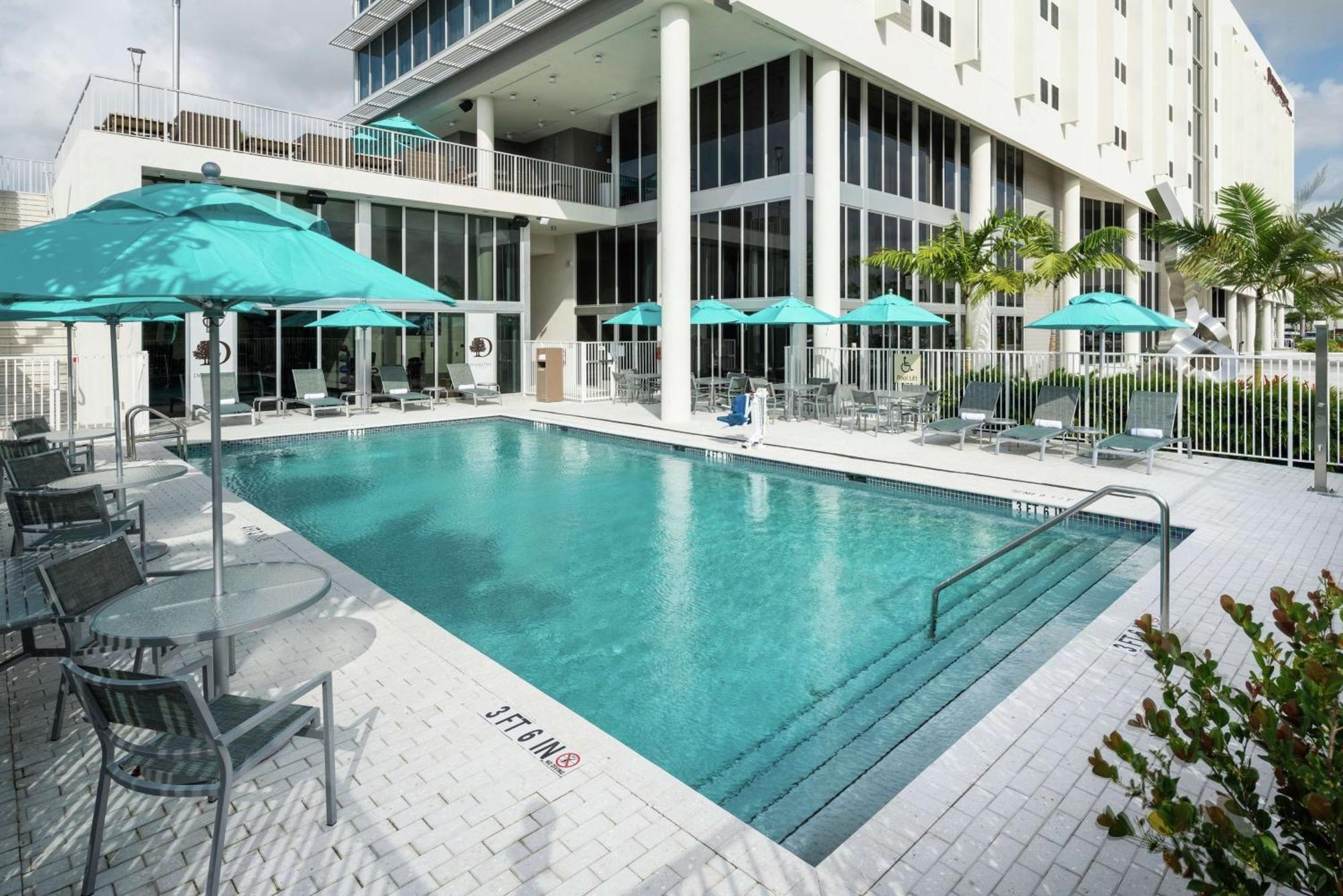 Doubletree By Hilton Miami Doral Hotel Sweetwater Екстериор снимка