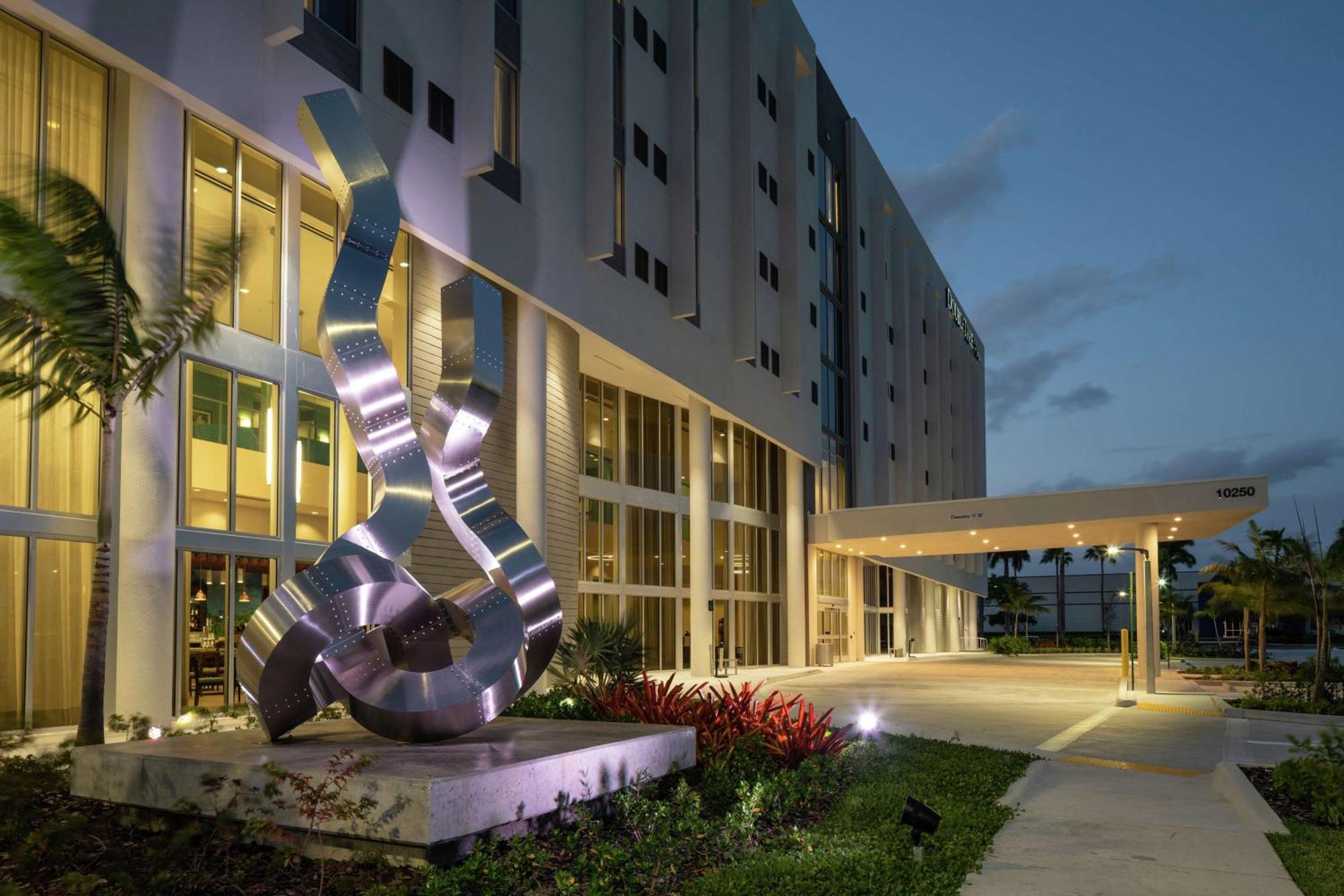 Doubletree By Hilton Miami Doral Hotel Sweetwater Екстериор снимка