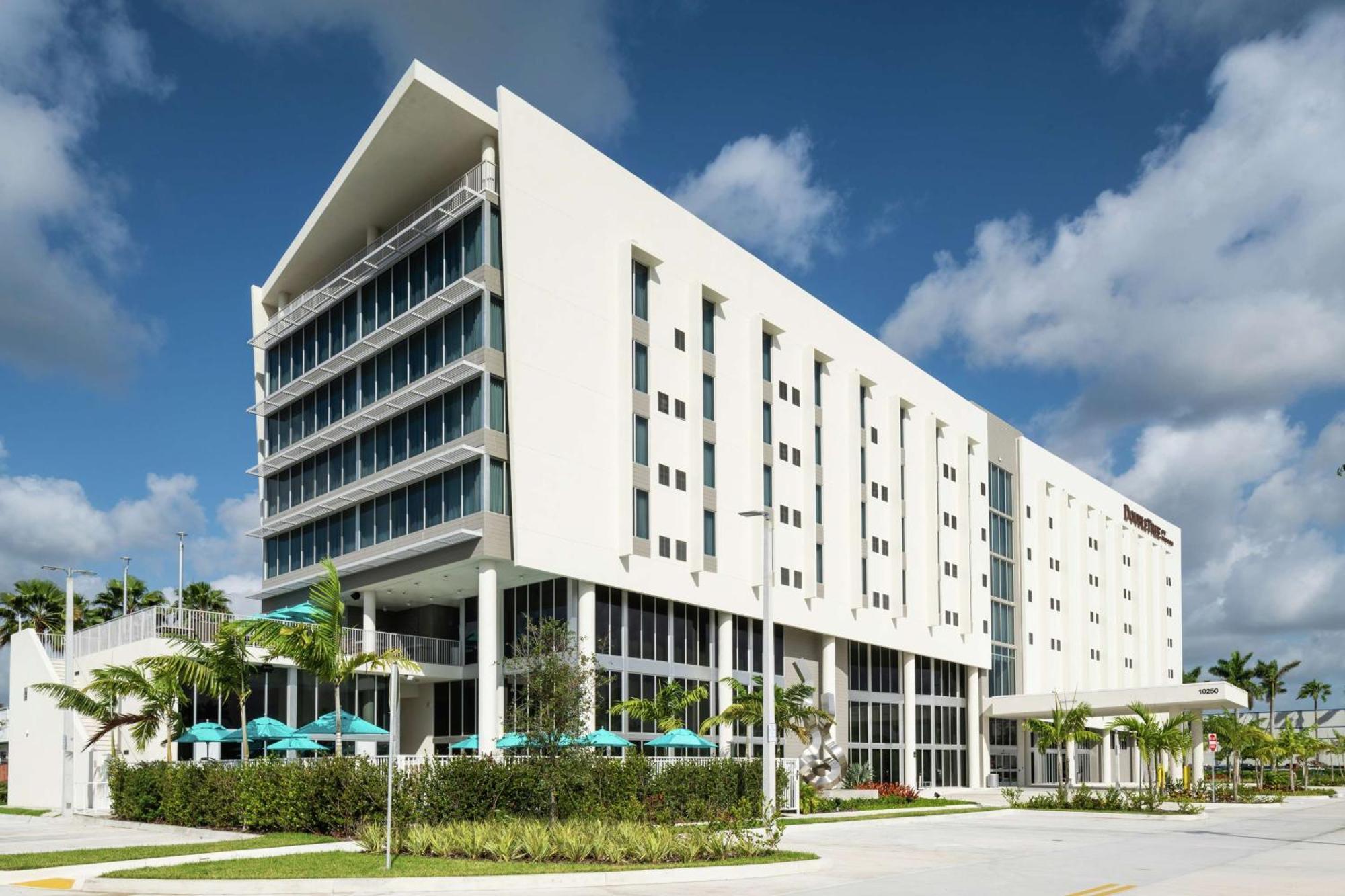 Doubletree By Hilton Miami Doral Hotel Sweetwater Екстериор снимка